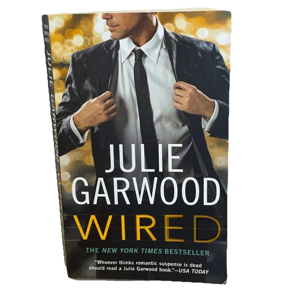 Wired by Julie Garwood 2018 Paperback Romantic Suspense Novel Penguin Publishing